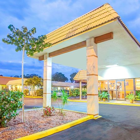 Days Inn By Wyndham St. Petersburg Central Esterno foto