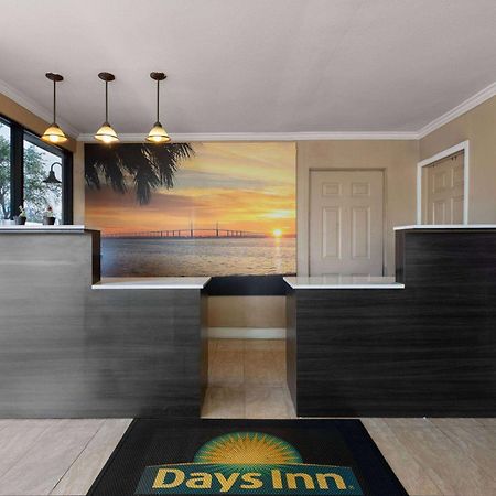 Days Inn By Wyndham St. Petersburg Central Esterno foto