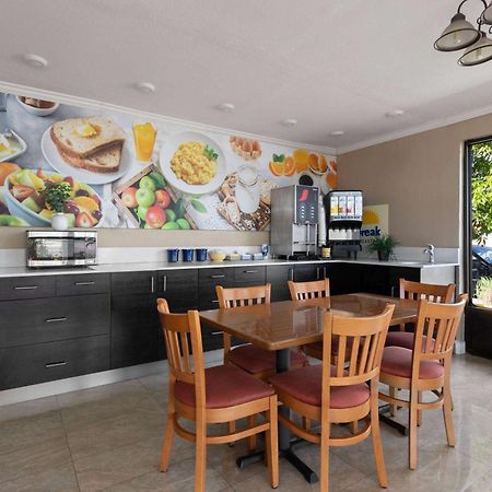 Days Inn By Wyndham St. Petersburg Central Esterno foto
