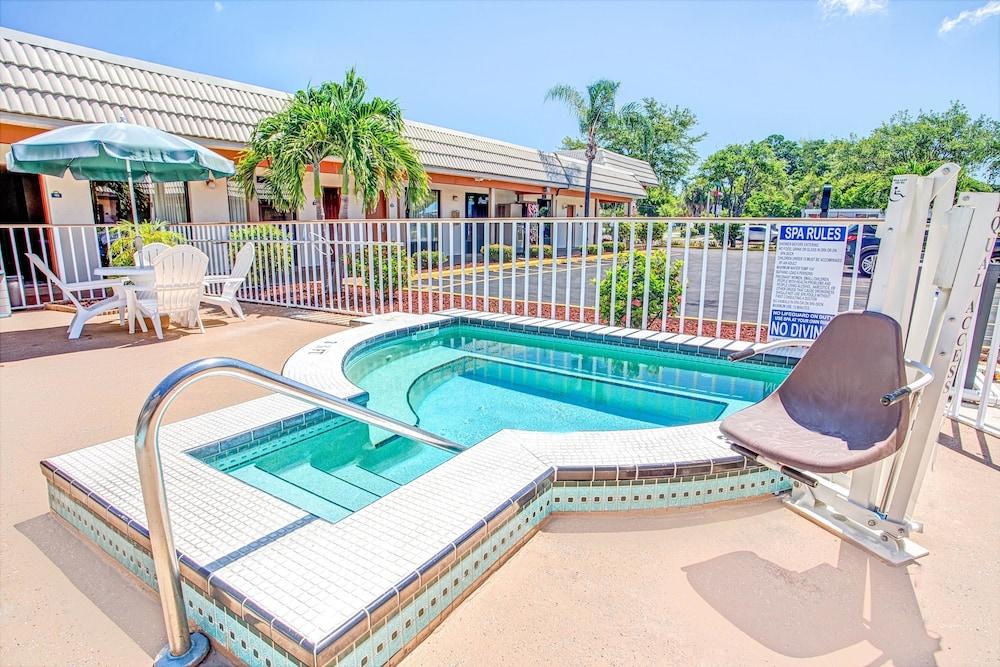 Days Inn By Wyndham St. Petersburg Central Esterno foto