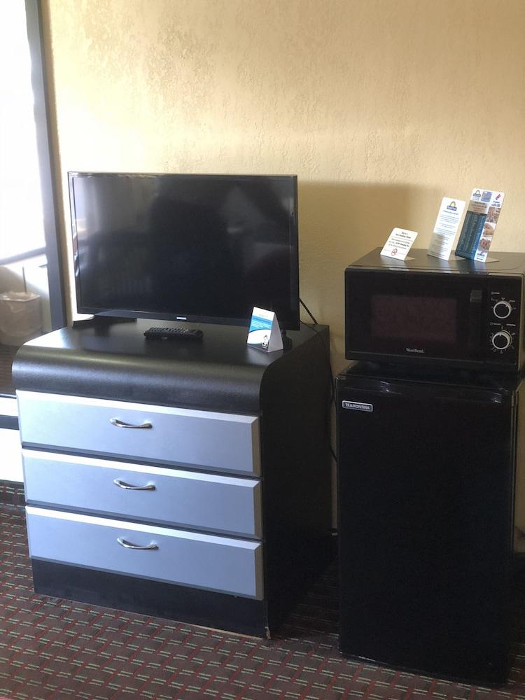 Days Inn By Wyndham St. Petersburg Central Esterno foto