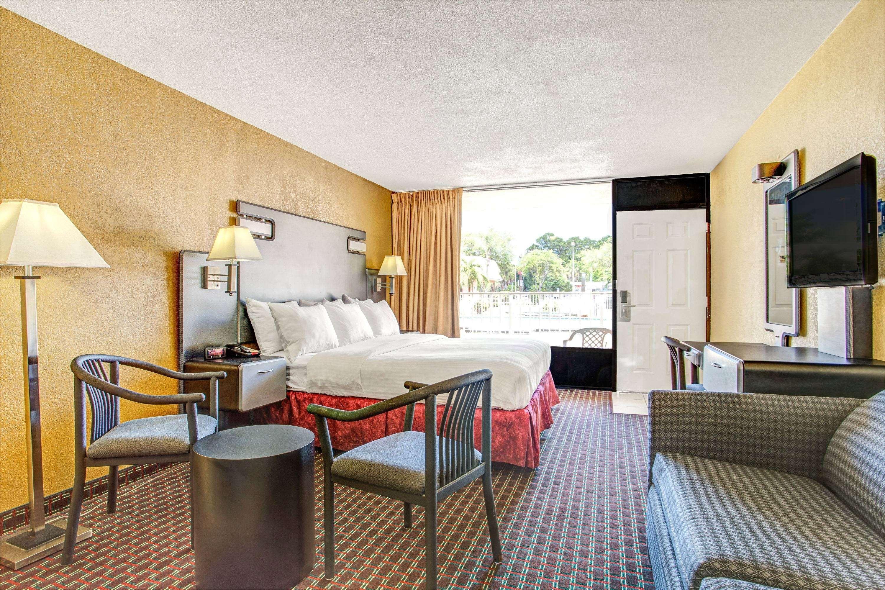 Days Inn By Wyndham St. Petersburg Central Esterno foto