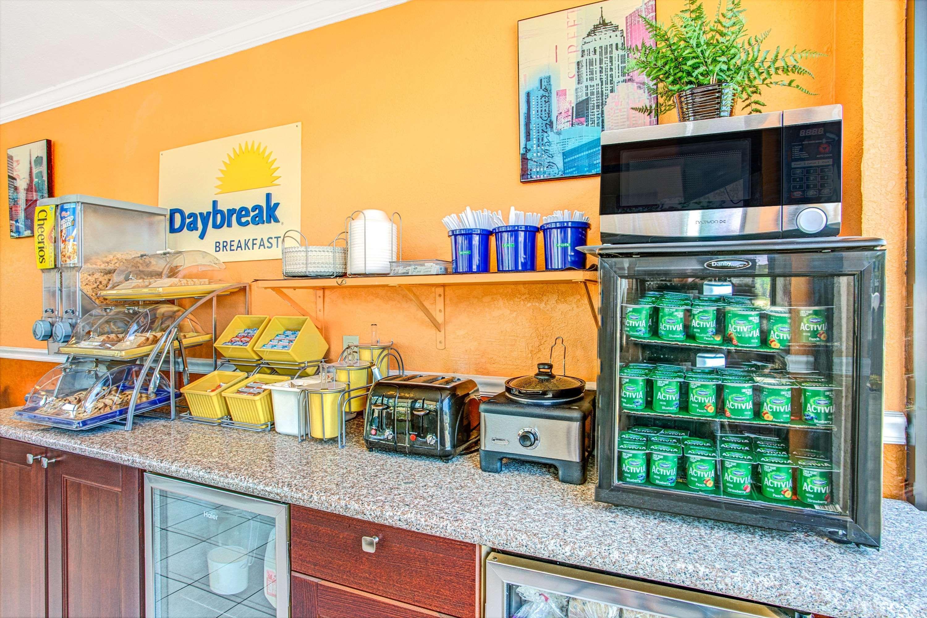 Days Inn By Wyndham St. Petersburg Central Esterno foto