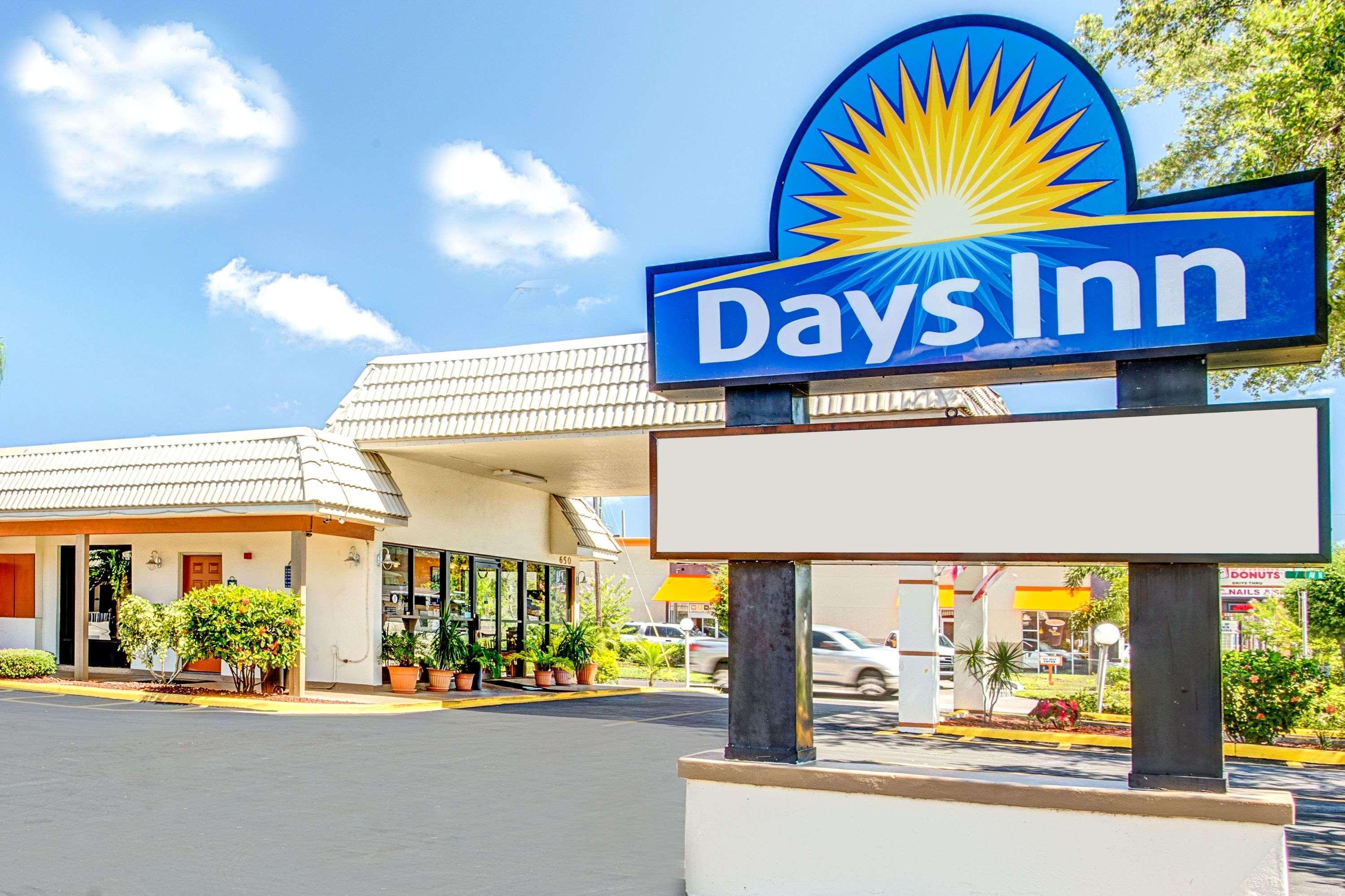 Days Inn By Wyndham St. Petersburg Central Esterno foto