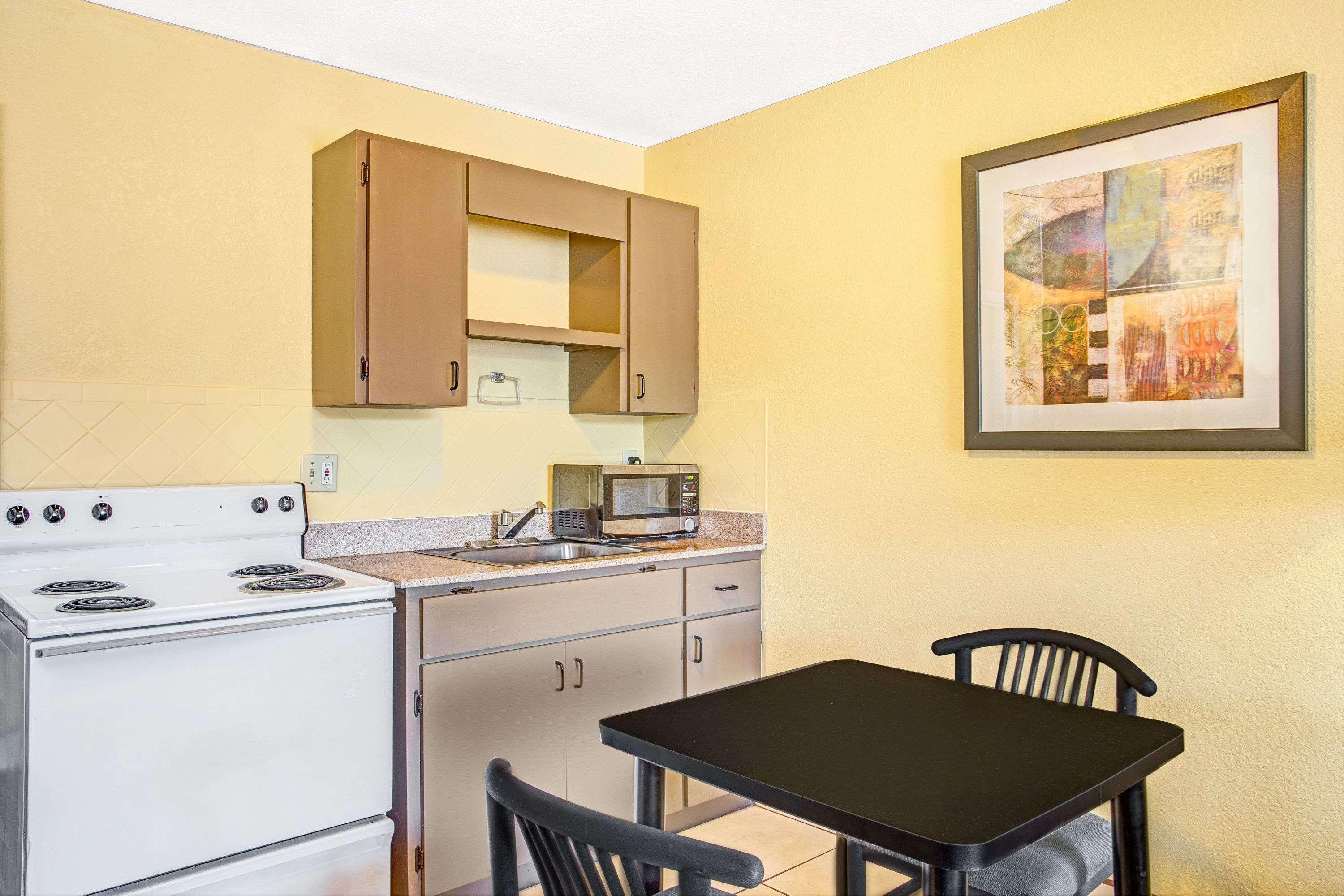 Days Inn By Wyndham St. Petersburg Central Esterno foto