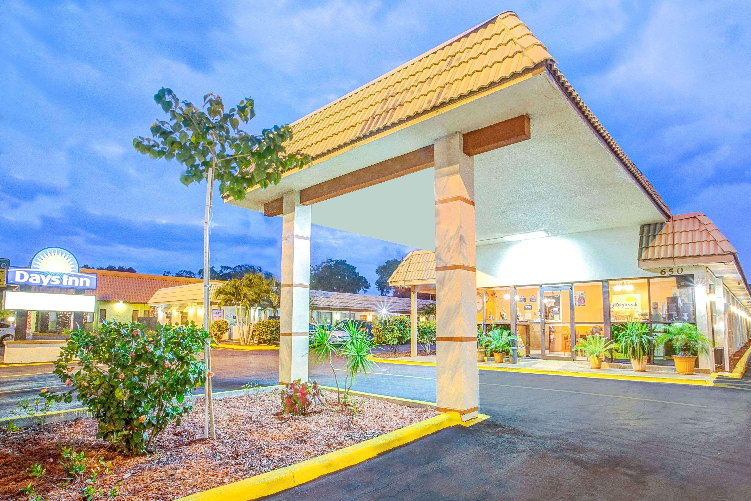 Days Inn By Wyndham St. Petersburg Central Esterno foto