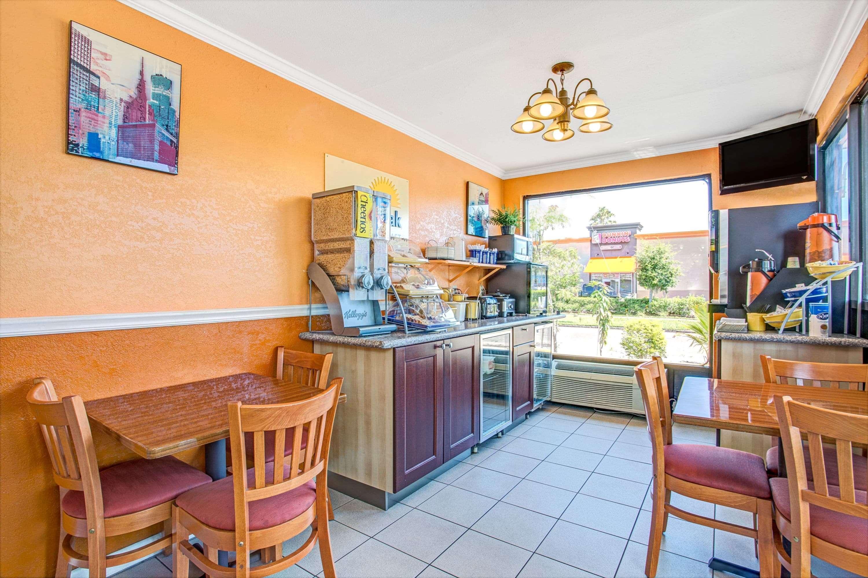 Days Inn By Wyndham St. Petersburg Central Esterno foto
