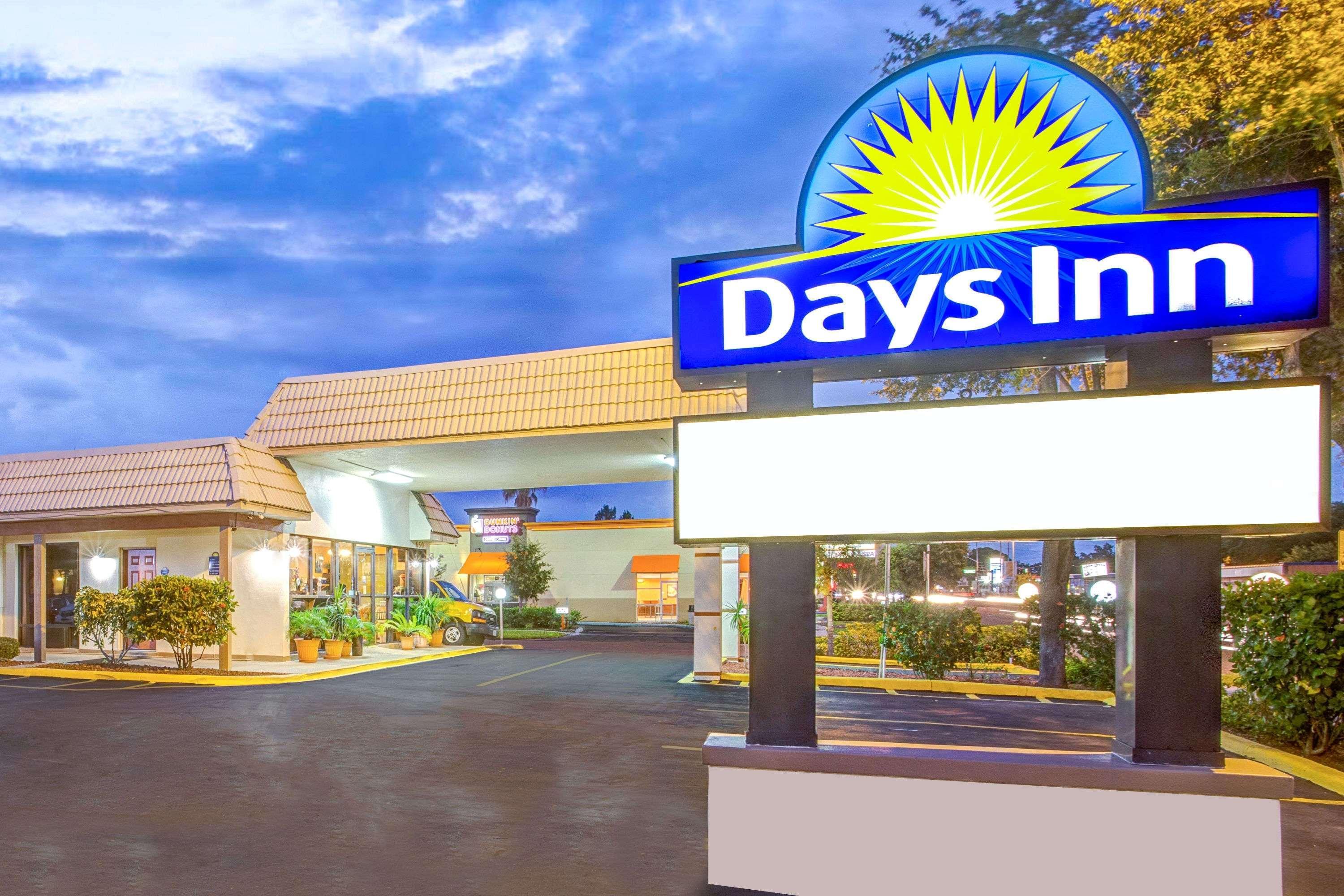 Days Inn By Wyndham St. Petersburg Central Esterno foto