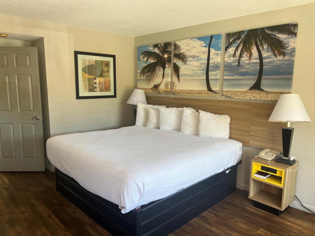 Days Inn By Wyndham St. Petersburg Central Esterno foto