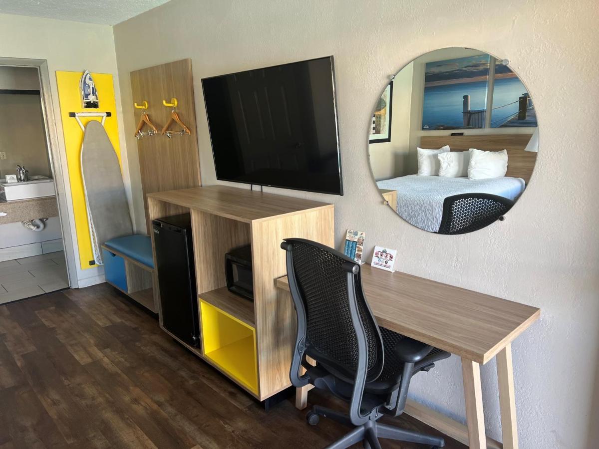 Days Inn By Wyndham St. Petersburg Central Esterno foto