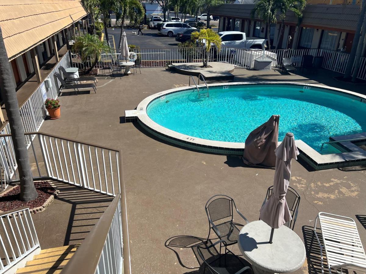 Days Inn By Wyndham St. Petersburg Central Esterno foto
