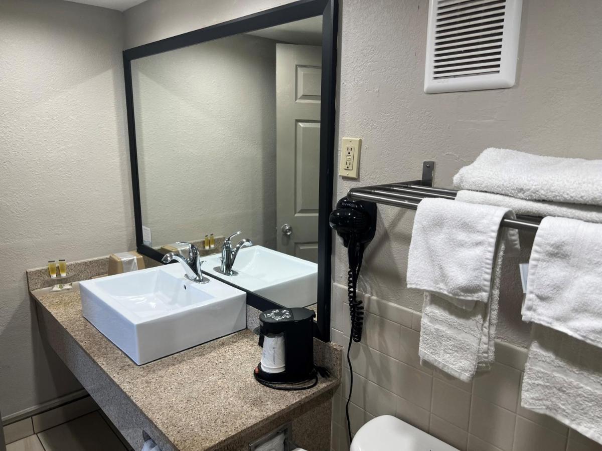 Days Inn By Wyndham St. Petersburg Central Esterno foto