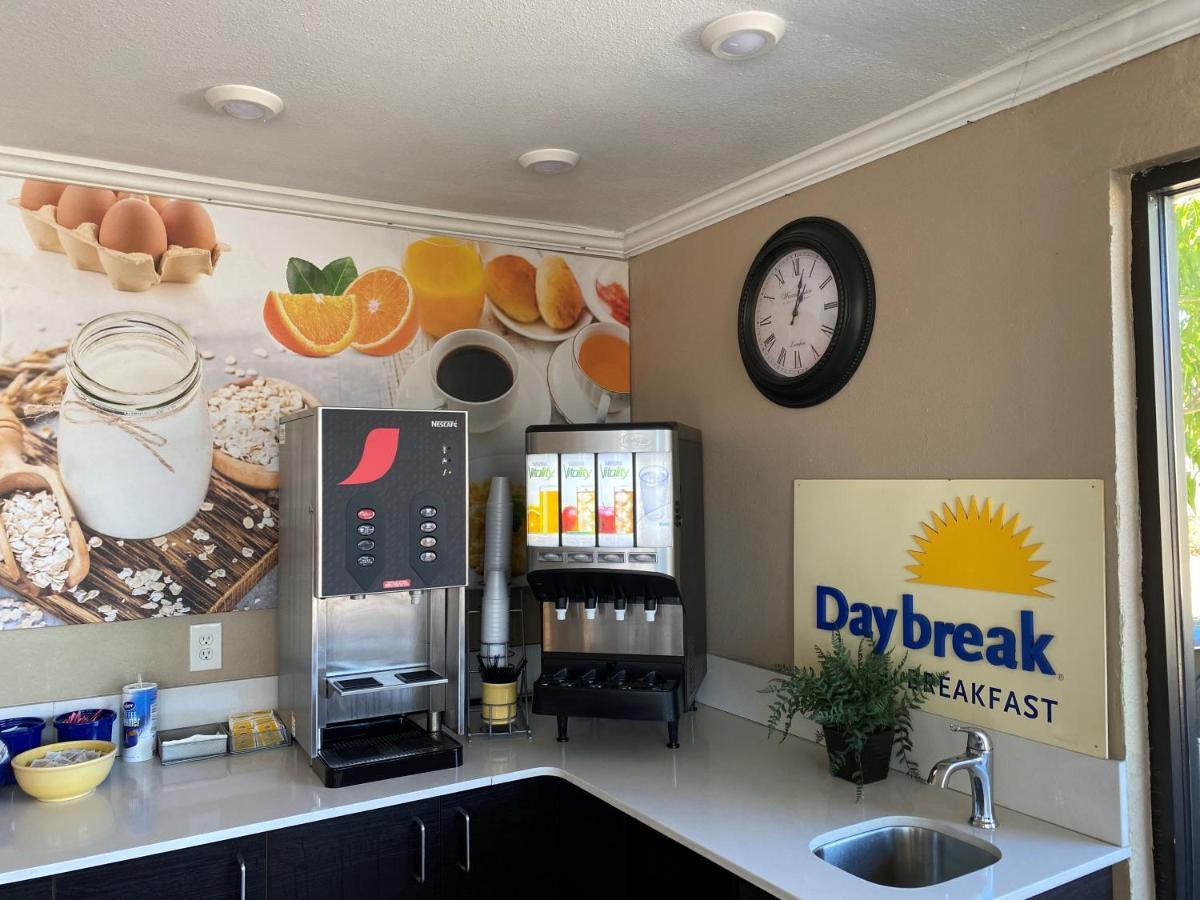 Days Inn By Wyndham St. Petersburg Central Esterno foto