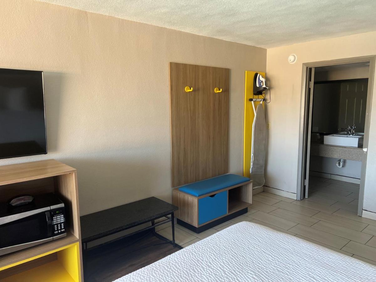 Days Inn By Wyndham St. Petersburg Central Esterno foto
