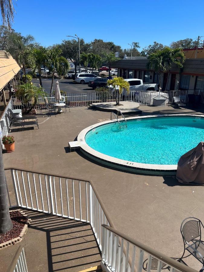 Days Inn By Wyndham St. Petersburg Central Esterno foto