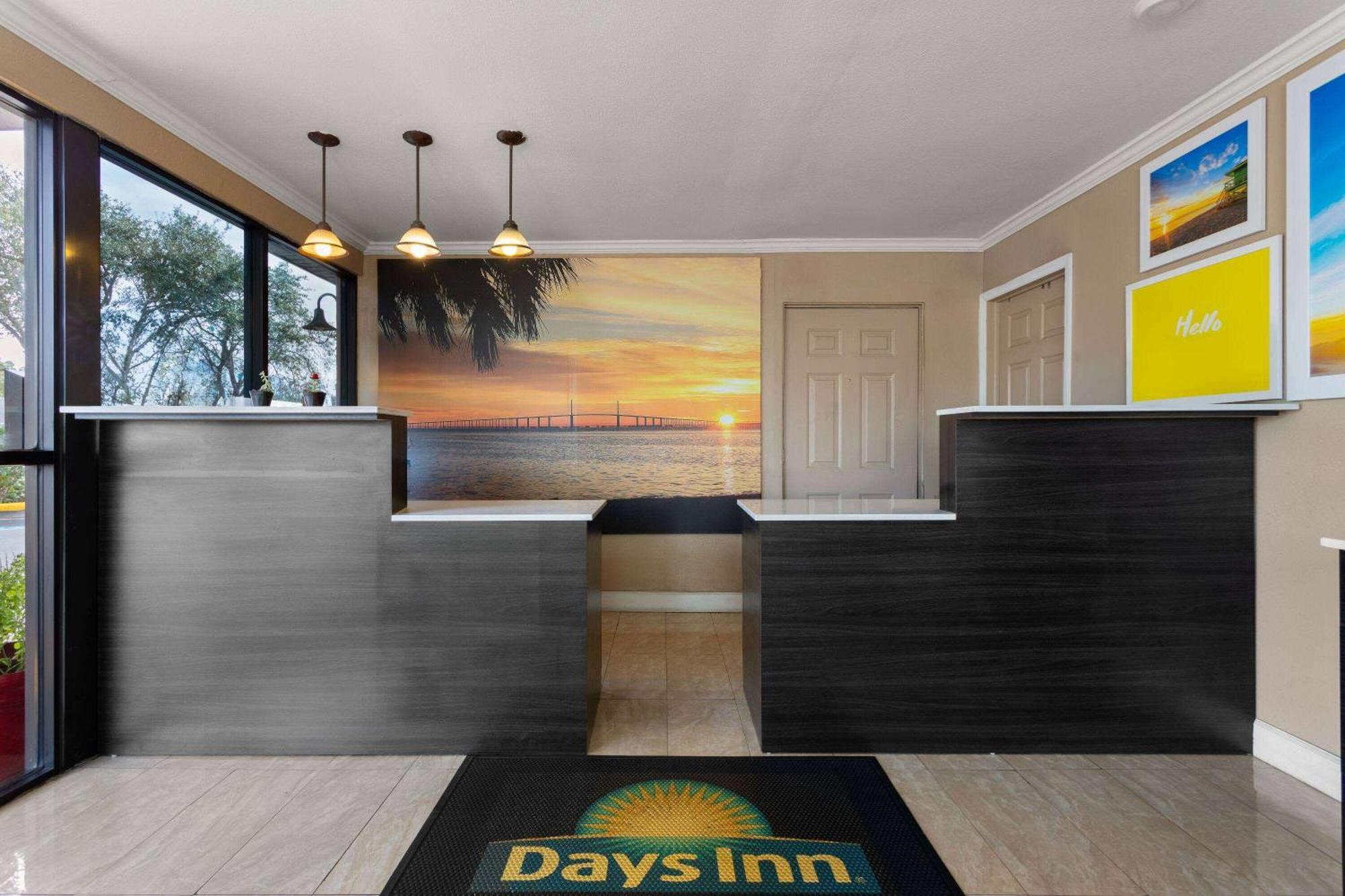 Days Inn By Wyndham St. Petersburg Central Esterno foto