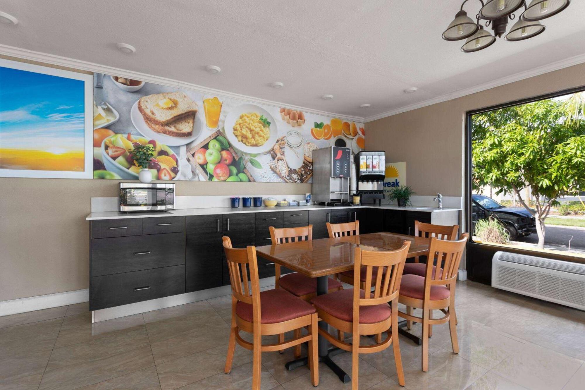 Days Inn By Wyndham St. Petersburg Central Esterno foto