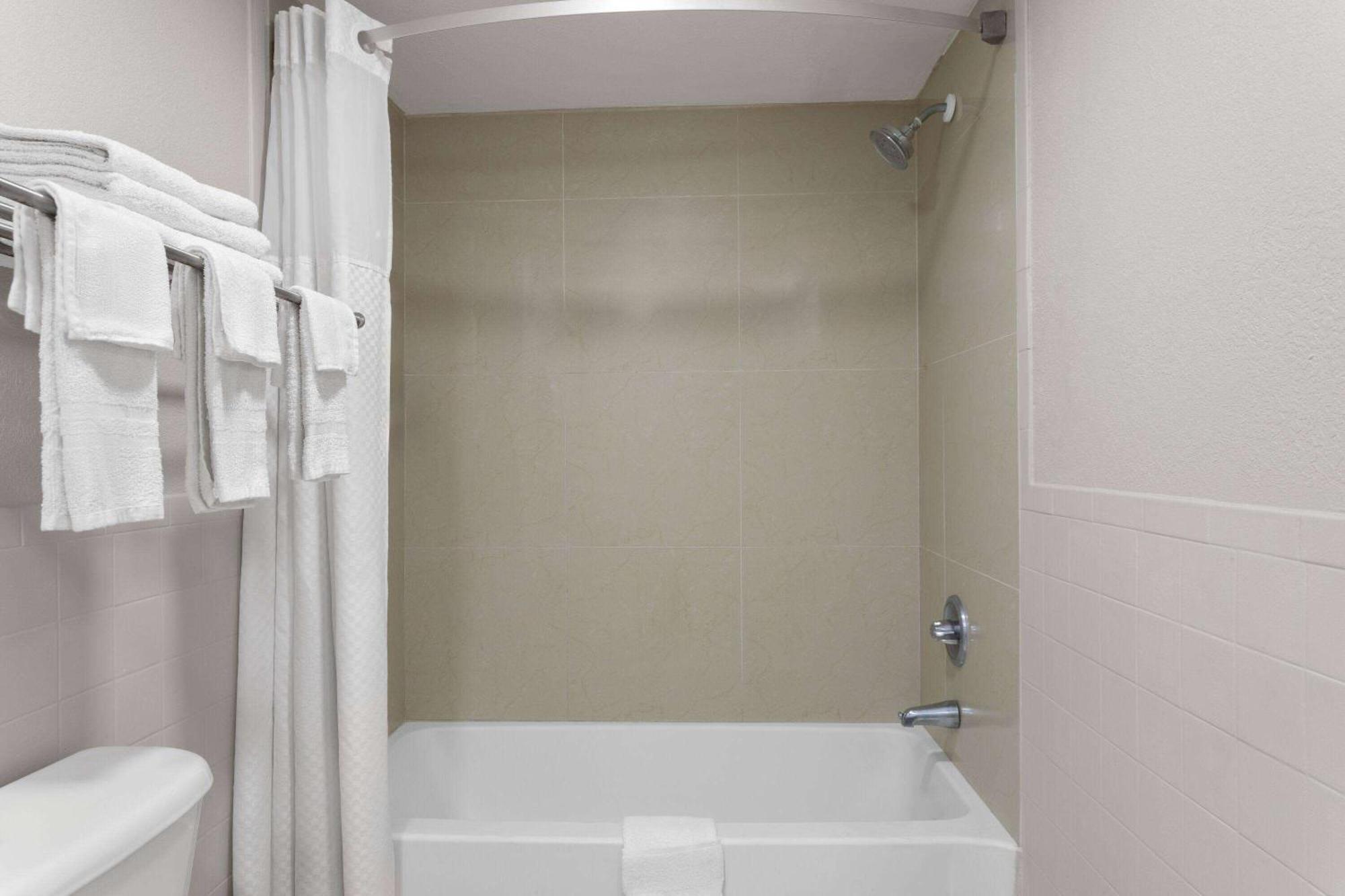 Days Inn By Wyndham St. Petersburg Central Esterno foto