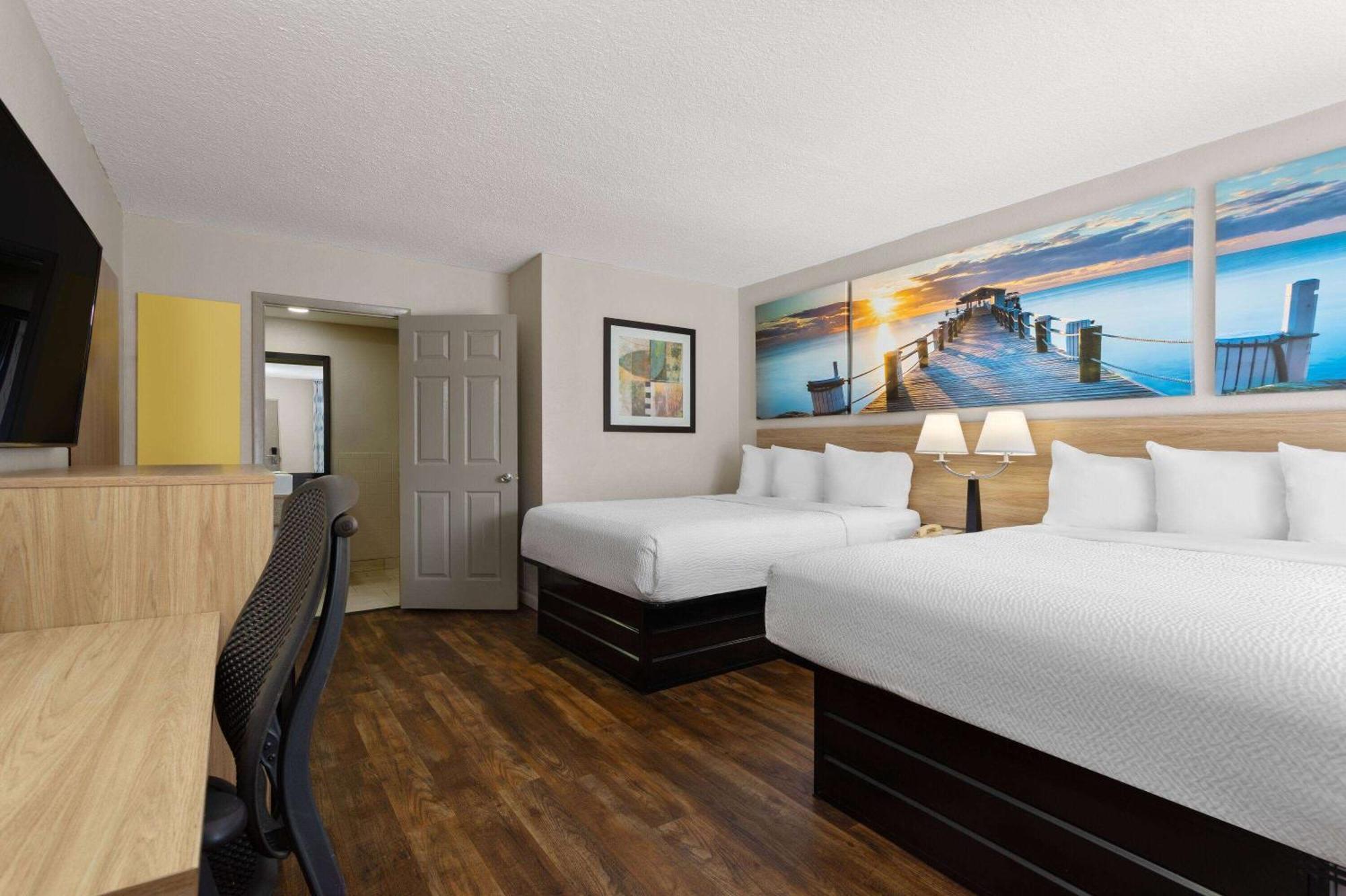 Days Inn By Wyndham St. Petersburg Central Esterno foto