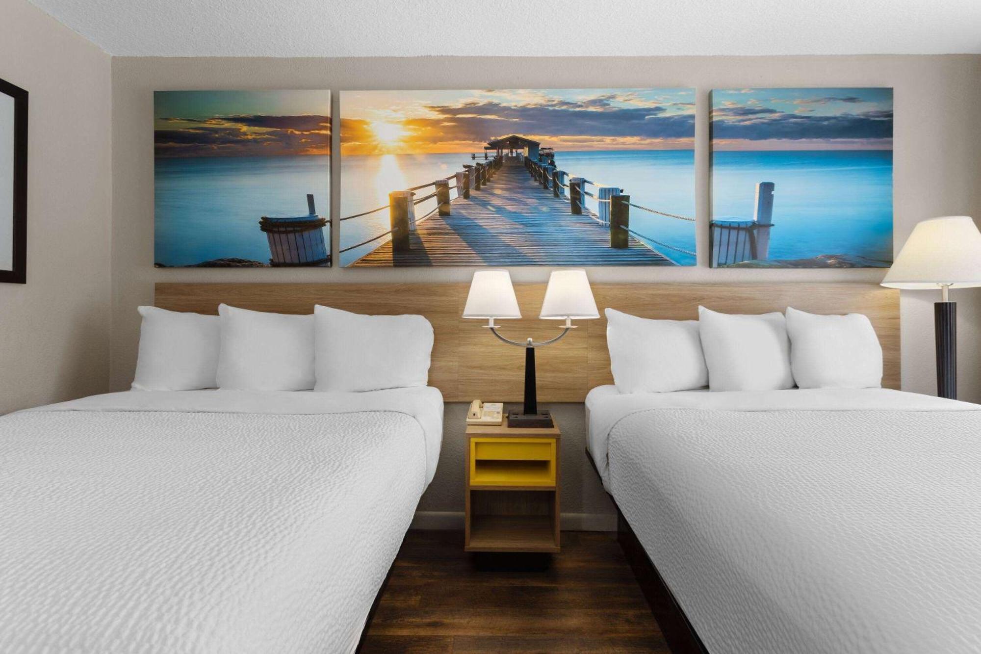 Days Inn By Wyndham St. Petersburg Central Esterno foto