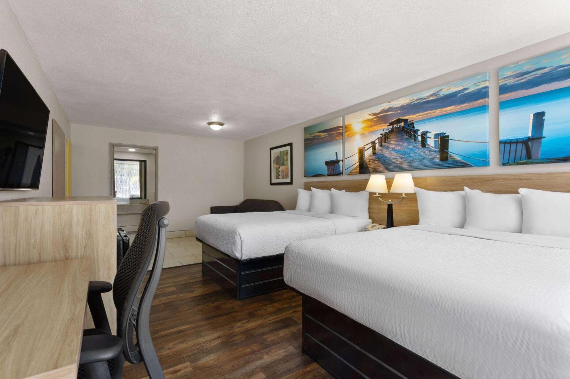 Days Inn By Wyndham St. Petersburg Central Esterno foto