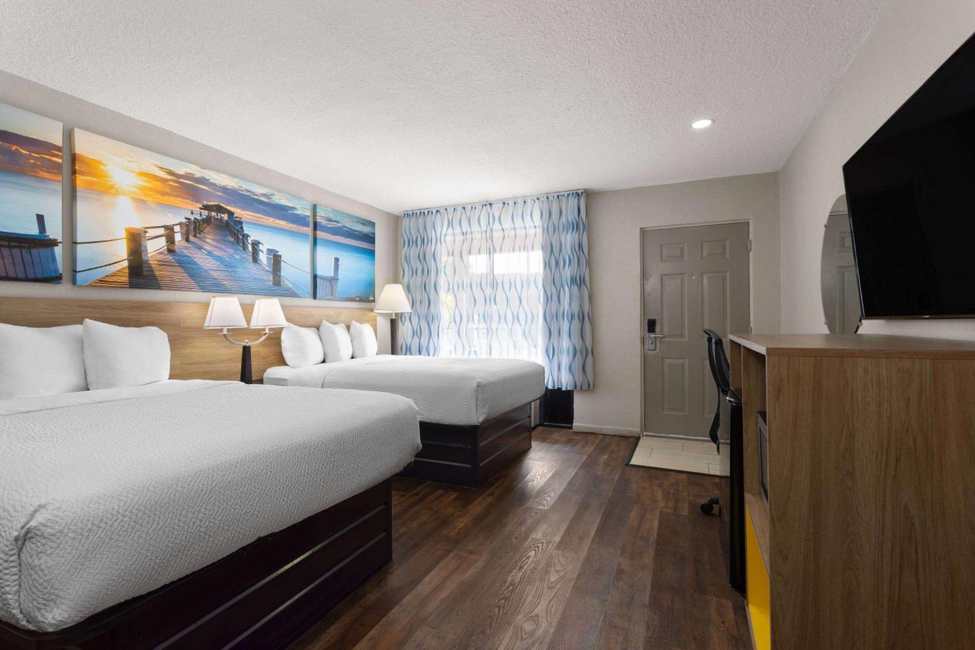 Days Inn By Wyndham St. Petersburg Central Esterno foto