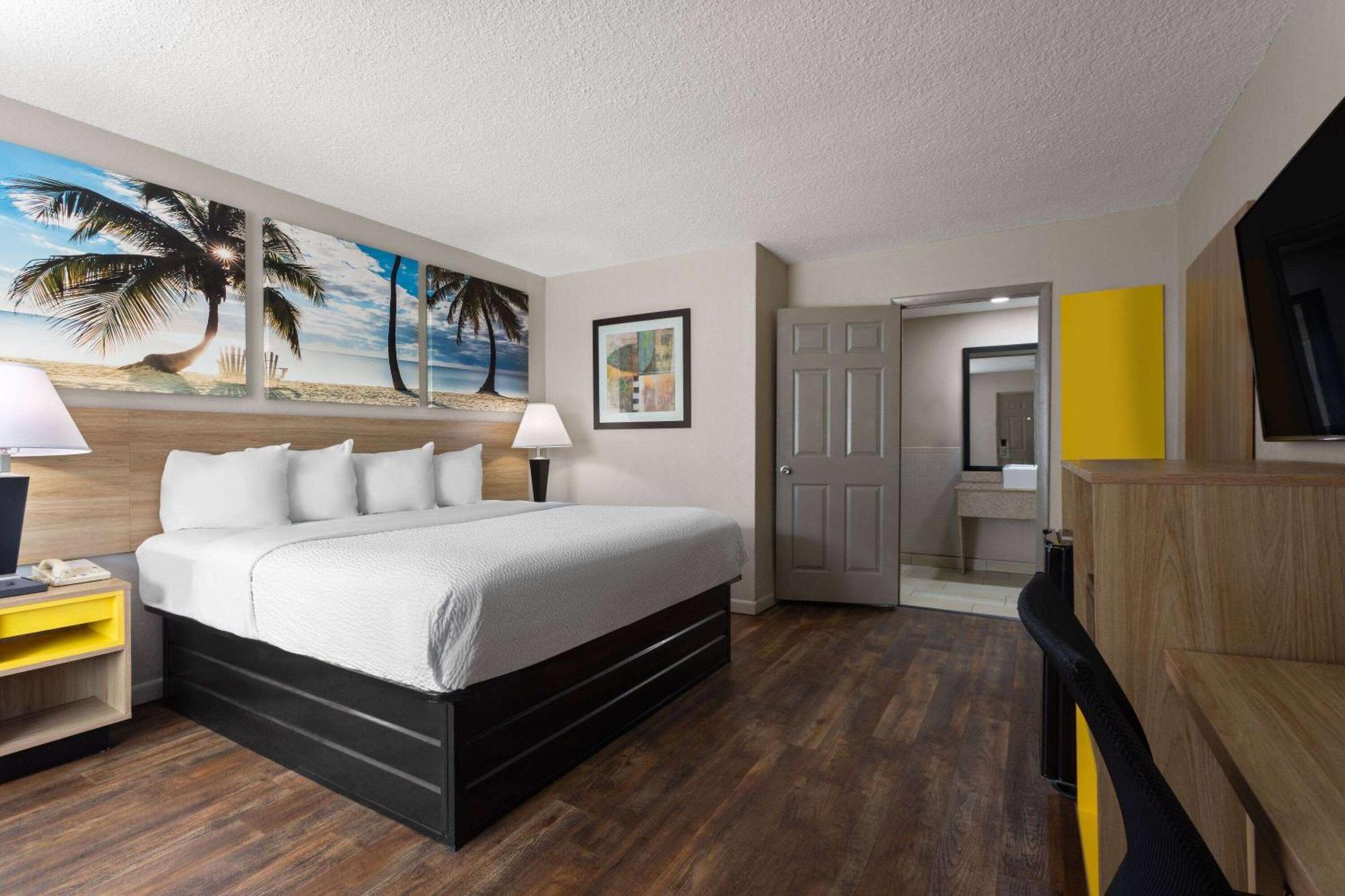 Days Inn By Wyndham St. Petersburg Central Esterno foto