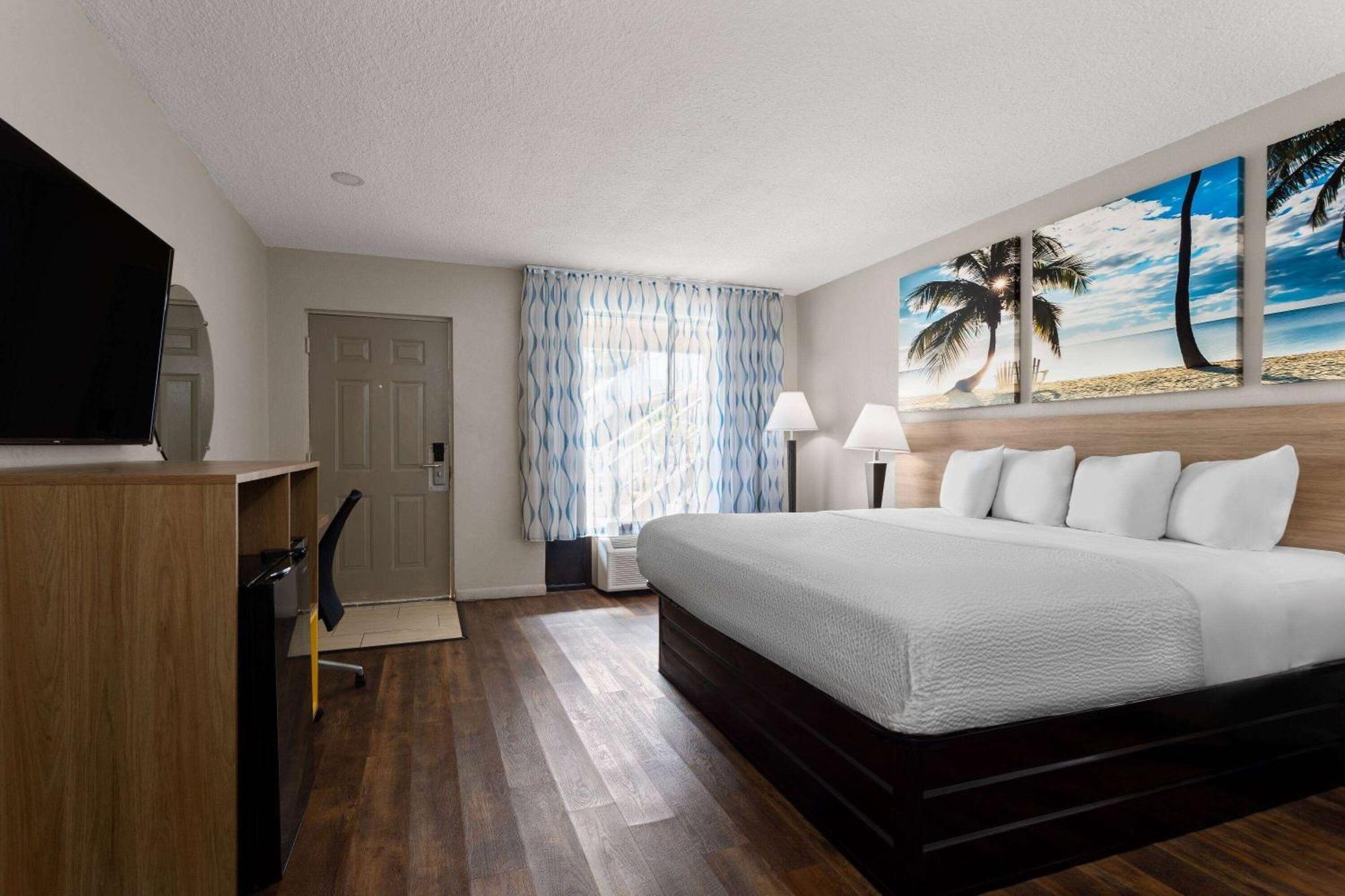 Days Inn By Wyndham St. Petersburg Central Esterno foto