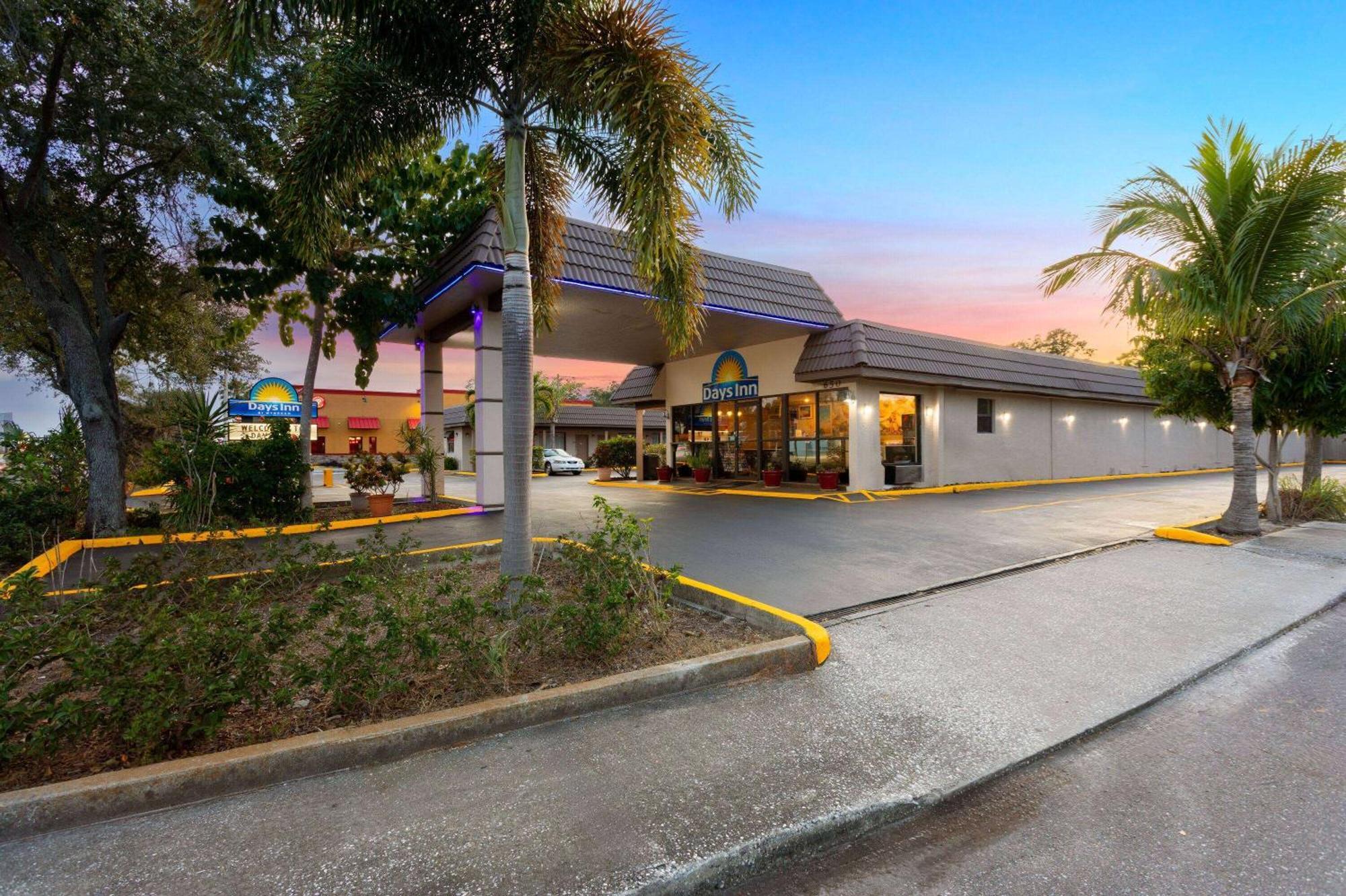 Days Inn By Wyndham St. Petersburg Central Esterno foto