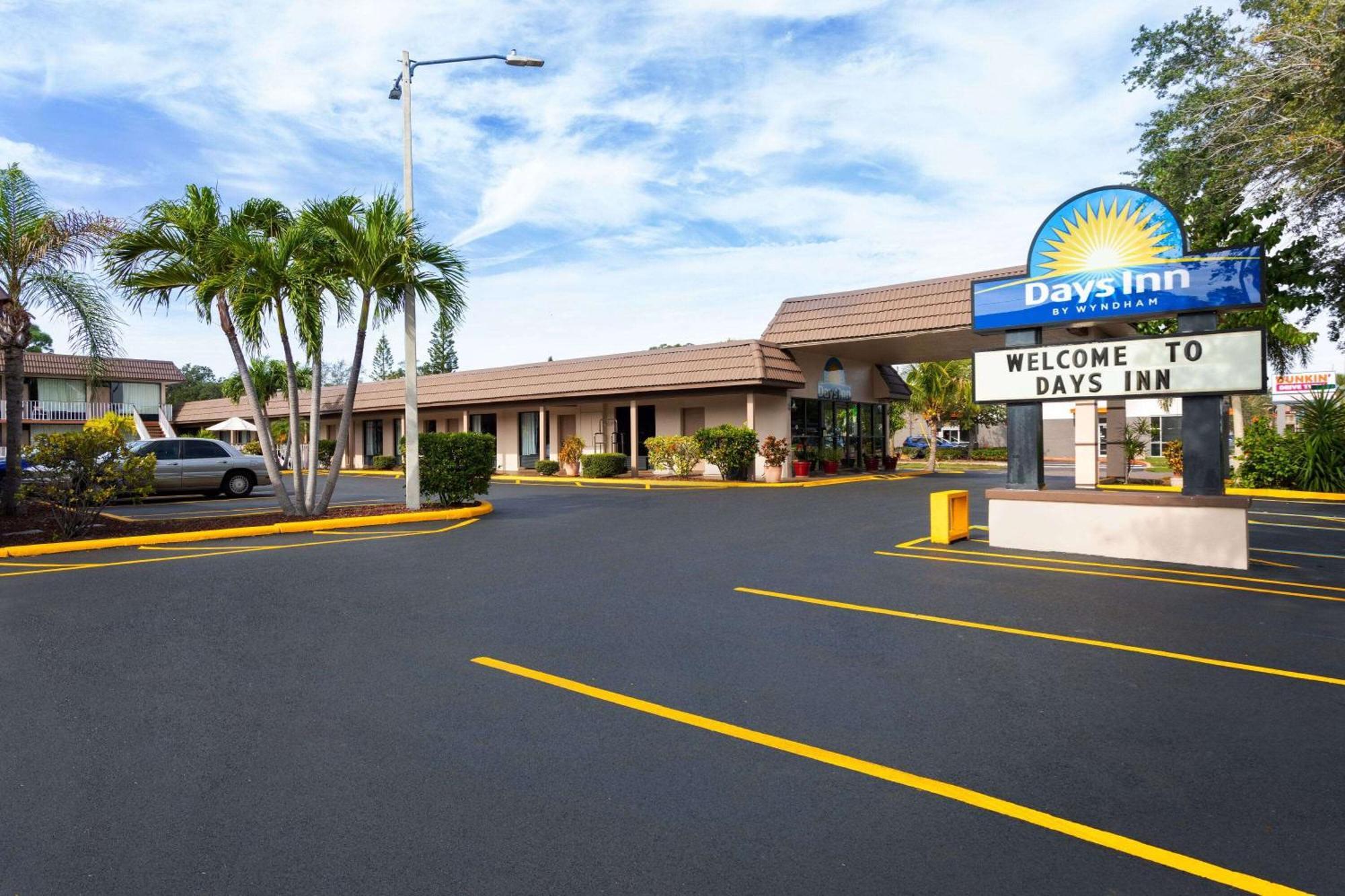 Days Inn By Wyndham St. Petersburg Central Esterno foto