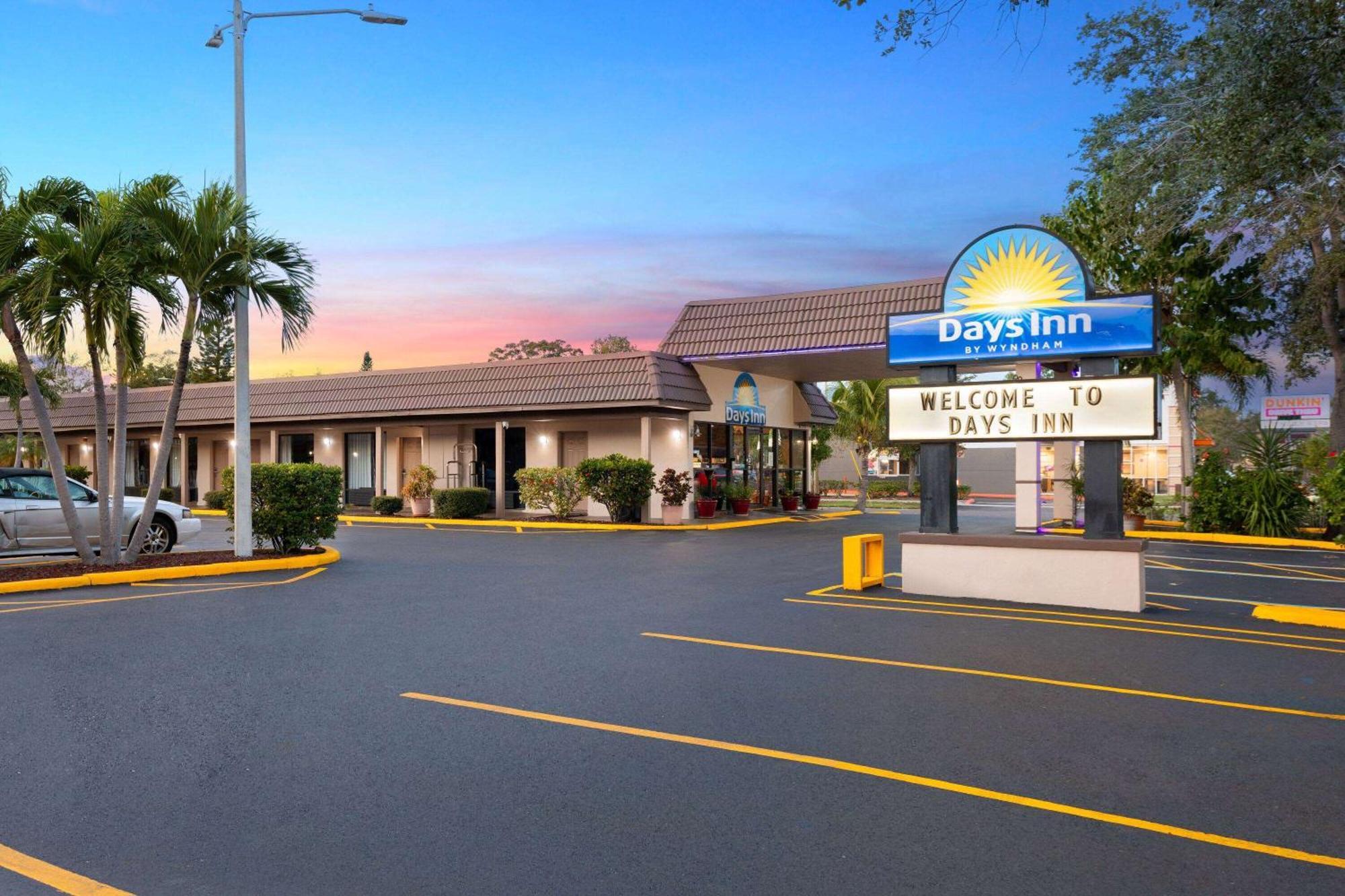 Days Inn By Wyndham St. Petersburg Central Esterno foto