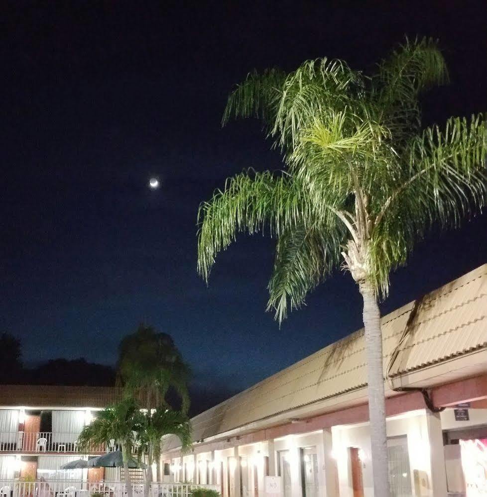 Days Inn By Wyndham St. Petersburg Central Esterno foto