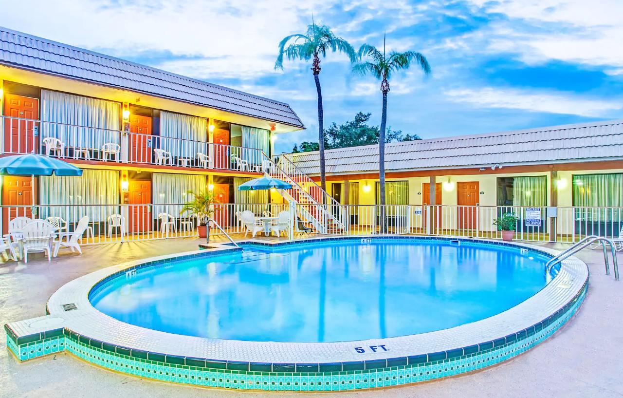 Days Inn By Wyndham St. Petersburg Central Esterno foto